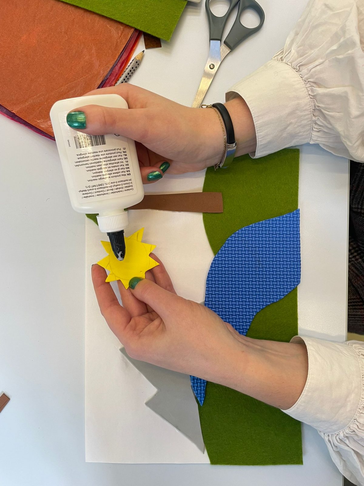 „Et si l’eau n’était pas que bleue ?“ – Visite-atelier découpage